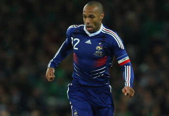 DUBLIN, IRELAND - NOVEMBER 14:  France forward  Thierry Henry races towards goal during the FIFA 2010 World Cup Qualifier play off first leg between Republic of Ireland and France at Croke Park   on November 14, 2009 in Dublin, Ireland.  (Photo by Stu Forster/Getty Images)
