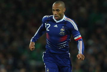 DUBLIN, IRELAND - NOVEMBER 14:  France forward  Thierry Henry races towards goal during the FIFA 2010 World Cup Qualifier play off first leg between Republic of Ireland and France at Croke Park   on November 14, 2009 in Dublin, Ireland.  (Photo by Stu Forster/Getty Images)
