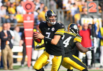 PITTSBURGH - NOVEMBER 15:  Quarterback Ben Roethlisberger #7 of the Pittsburgh Steelers looks to make a pass play during their game against the Cincinnati Bengals at Heinz Field on November 15, 2009 in Pittsburgh, Pennsylvania. The Bengals defeated the Steelers 18-12. (Photo by Rick Stewart/Getty Images)