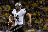 EUGENE, OR - SEPTEMBER 12:  Quarterback Joey Elliott #14 of the Purdue Boilermakers runs the ball against the Oregon Ducks at Autzen Stadium on September 12, 2009 in Eugene, Oregon.  (Photo by Jonathan Ferrey/Getty Images)