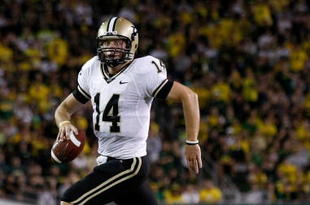 EUGENE, OR - SEPTEMBER 12:  Quarterback Joey Elliott #14 of the Purdue Boilermakers runs the ball against the Oregon Ducks at Autzen Stadium on September 12, 2009 in Eugene, Oregon.  (Photo by Jonathan Ferrey/Getty Images)