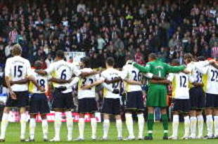 LONDON, ENGLAND - NOVEMBER 07:  The teams stand for a minutes silence ahead of the Barclays Premier League match between Tottenham Hotspur and Sunderland at White Hart Lane on November 7, 2009 in London, England.  (Photo by Ian Walton/Getty Images)