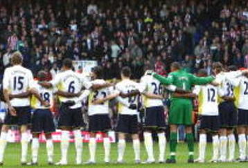 LONDON, ENGLAND - NOVEMBER 07:  The teams stand for a minutes silence ahead of the Barclays Premier League match between Tottenham Hotspur and Sunderland at White Hart Lane on November 7, 2009 in London, England.  (Photo by Ian Walton/Getty Images)