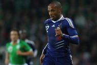 DUBLIN, IRELAND - NOVEMBER 14:  France forward  Thierry Henry races towards goal during the FIFA 2010 World Cup Qualifier play off first leg between Republic of Ireland and France at Croke Park   on November 14, 2009 in Dublin, Ireland.  (Photo by Stu Forster/Getty Images)