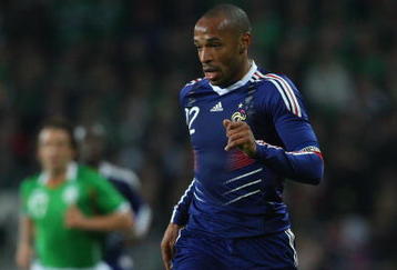 DUBLIN, IRELAND - NOVEMBER 14:  France forward  Thierry Henry races towards goal during the FIFA 2010 World Cup Qualifier play off first leg between Republic of Ireland and France at Croke Park   on November 14, 2009 in Dublin, Ireland.  (Photo by Stu Forster/Getty Images)