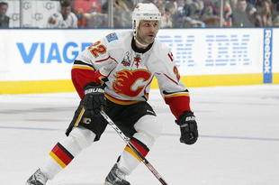 TORONTO, ON - NOVEMBER 14: Daymond Langkow #22 of the Calgary Flames skates in a game against the Toronto Maple Leafs on November 14,2009 at the Air Canada Centre in Toronto, Ontario. The Flames won 5-2. (Photo by Claus Andersen/Getty Images)