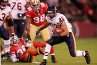 SAN FRANCISCO - NOVEMBER 12:  Running back Matt Forte #22 of the Chicago Bears runs the ball against the San Francisco 49ers at Candlestick Park on November 12, 2009 in San Francisco, California.  (Photo by Ezra Shaw/Getty Images)