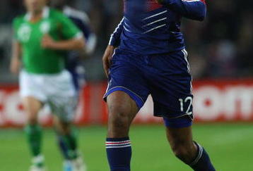 DUBLIN, IRELAND - NOVEMBER 14:  France forward  Thierry Henry races towards goal during the FIFA 2010 World Cup Qualifier play off first leg between Republic of Ireland and France at Croke Park   on November 14, 2009 in Dublin, Ireland.  (Photo by Stu Forster/Getty Images)