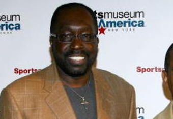 NEW YORK - MAY 06:  (L-R) Former NBA player Earl Monroe and NFL hall of famer Tony Dorsett attend the Sports Museum of America opening night gala on May 06, 2008 in New York City.  (Photo by Scott Wintrow/Getty Images)    