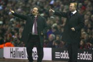 LIVERPOOL, ENGLAND - NOVEMBER 09:  Birmingham City Manager Alex McLeish (R) gestures as Liverpool Manager Rafael Benitez shouts instructions during the Barclays Premier League match between Liverpool and Birmingham City at Anfield on November 9, 2009 in Liverpool, England.  (Photo by Alex Livesey/Getty Images)