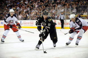 DALLAS - NOVEMBER 19:  Center Brad Richards #91 of the Dallas Stars skates the puck past RJ Umberger #18 of the Columbus Blue Jackets on November 19, 2009 in Dallas, Texas.  (Photo by Ronald Martinez/Getty Images)