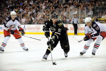 DALLAS - NOVEMBER 19:  Center Brad Richards #91 of the Dallas Stars skates the puck past RJ Umberger #18 of the Columbus Blue Jackets on November 19, 2009 in Dallas, Texas.  (Photo by Ronald Martinez/Getty Images)