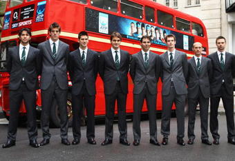LONDON, ENGLAND - NOVEMBER 20:  (L-R) Fernando Verdasco of Spain, Juan Martin Del Potro of Argentina, Novak Djokovic of Serbia, Roger Federer of Switzerland, Rafael Nadal of Spain, Andy Murray of Great Britain, Nikolay Davydenko of Russia and Robin Soderling of Sweden pose in front of a London Bus during the Barclays ATP World Tour Finals - Media Day at the County Hall Marriot Hotel on November 20, 2009 in London, England.  (Photo by Julian Finney/Getty Images)