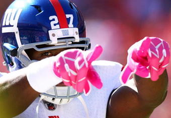 KANSAS CITY, MO - OCTOBER 04:  Running back Brandon Jacobs #27 of the New York Giants points to the crowd during the game against the Kansas City Chiefs on October 4, 2009 at Arrowhead Stadium in Kansas City, Missouri.  (Photo by Jamie Squire/Getty Images)