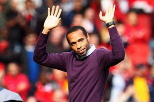 LONDON, ENGLAND - OCTOBER 04:  Former Arsenal player Thierry Henry acknowledges the fans applause prior to the Barclays Premier League match between Arsenal and Blackburn Rovers at Emirates Stadium on October 4, 2009 in London, England.  (Photo by Phil Cole/Getty Images)