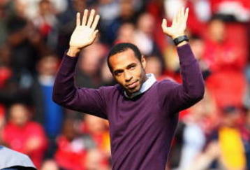 LONDON, ENGLAND - OCTOBER 04:  Former Arsenal player Thierry Henry acknowledges the fans applause prior to the Barclays Premier League match between Arsenal and Blackburn Rovers at Emirates Stadium on October 4, 2009 in London, England.  (Photo by Phil Cole/Getty Images)
