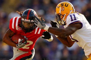 BATON ROUGE, LA - NOVEMBER 22:  Dexter McCluster #22 of the Ole Miss Rebels is tackled by Kelvin Sheppard #11 of the Louisiana State University Tigers on November 22, 2008 at Tiger Stadium in Baton Rouge, Louisiana.  (Photo by Chris Graythen/Getty Images)
