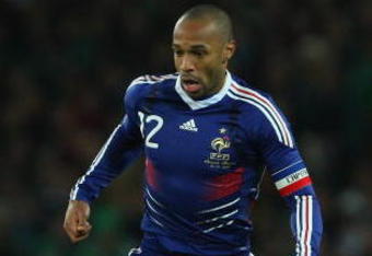 DUBLIN, IRELAND - NOVEMBER 14:  France forward  Thierry Henry races towards goal during the FIFA 2010 World Cup Qualifier play off first leg between Republic of Ireland and France at Croke Park   on November 14, 2009 in Dublin, Ireland.  (Photo by Stu Forster/Getty Images)