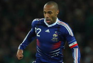 DUBLIN, IRELAND - NOVEMBER 14:  France forward  Thierry Henry races towards goal during the FIFA 2010 World Cup Qualifier play off first leg between Republic of Ireland and France at Croke Park   on November 14, 2009 in Dublin, Ireland.  (Photo by Stu Forster/Getty Images)
