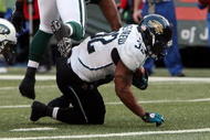EAST RUTHERFORD, NJ - NOVEMBER 15:  Maurice Jones-Drew #32 of the Jacksonville Jaguars takes a knee at the 1 yard line with a minute left to play in the game against the New York Jets on November 15, 2009 at Giants Stadium in East Rutherford, New Jersey. The play resulted in Jacksonville winding down the clock and setting up the game winning field goal with 2 seconds remaining. Jacksonville defeated the Jets 24-22.  (Photo by Jim McIsaac/Getty Images)