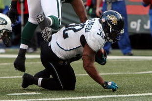 EAST RUTHERFORD, NJ - NOVEMBER 15:  Maurice Jones-Drew #32 of the Jacksonville Jaguars takes a knee at the 1 yard line with a minute left to play in the game against the New York Jets on November 15, 2009 at Giants Stadium in East Rutherford, New Jersey. The play resulted in Jacksonville winding down the clock and setting up the game winning field goal with 2 seconds remaining. Jacksonville defeated the Jets 24-22.  (Photo by Jim McIsaac/Getty Images)