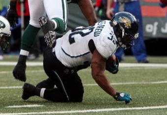 EAST RUTHERFORD, NJ - NOVEMBER 15:  Maurice Jones-Drew #32 of the Jacksonville Jaguars takes a knee at the 1 yard line with a minute left to play in the game against the New York Jets on November 15, 2009 at Giants Stadium in East Rutherford, New Jersey. The play resulted in Jacksonville winding down the clock and setting up the game winning field goal with 2 seconds remaining. Jacksonville defeated the Jets 24-22.  (Photo by Jim McIsaac/Getty Images)