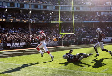 OAKLAND, CA - NOVEMBER 15:  Jamaal Charles #25 of the Kansas City Chiefs runs for a touchdown against Jon Alston #55 of the Oakland Raiders during an NFL game  at Oakland-Alameda County Coliseum on November 15, 2009 in Oakland, California.  (Photo by Jed Jacobsohn/Getty Images)