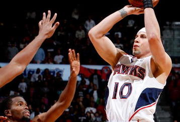 ATLANTA - NOVEMBER 20:  Mike Bibby #10 of the Atlanta Hawks shoots over Aaron Brooks #0 of the Houston Rockets in the final seconds of the game at Philips Arena on November 20, 2009 in Atlanta, Georgia.  NOTE TO USER: User expressly acknowledges and agrees that, by downloading and/or using this Photograph, User is consenting to the terms and conditions of the Getty Images License Agreement.  (Photo by Kevin C. Cox/Getty Images)