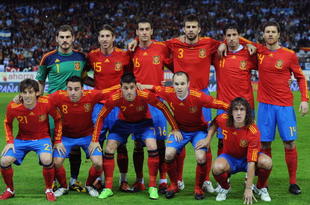 MADRID, SPAIN - NOVEMBER 14:  The Spanish team  line-up before the International friendly match between Argentina and Spain at the Vicente Calderon stadium on November 14, 2009 in Madrid, Spain.  (Photo by Denis Doyle/Getty Images)