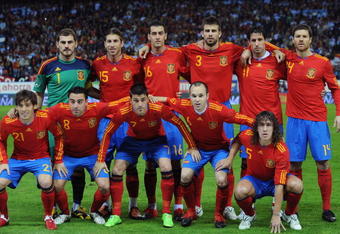 MADRID, SPAIN - NOVEMBER 14:  The Spanish team  line-up before the International friendly match between Argentina and Spain at the Vicente Calderon stadium on November 14, 2009 in Madrid, Spain.  (Photo by Denis Doyle/Getty Images)