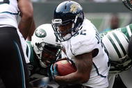 EAST RUTHERFORD, NJ - NOVEMBER 15:  Maurice Jones-Drew #32 of the Jacksonville Jaguars runs the ball against the New York Jets on November 15, 2009 at Giants Stadium in East Rutherford, New Jersey.  (Photo by Jim McIsaac/Getty Images)