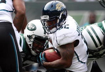 EAST RUTHERFORD, NJ - NOVEMBER 15:  Maurice Jones-Drew #32 of the Jacksonville Jaguars runs the ball against the New York Jets on November 15, 2009 at Giants Stadium in East Rutherford, New Jersey.  (Photo by Jim McIsaac/Getty Images)