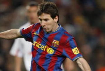 BARCELONA, SPAIN - NOVEMBER 07: Lionel Messi of Barcelona scores from a penalty kick during the La Liga match between Barcelona and Mallorca at the Camp Nou Stadium on November 7, 2009 in Barcelona, Spain. (Photo by Angel Martinez/Getty Images)