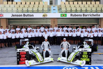 ABU DHABI, UNITED ARAB EMIRATES - NOVEMBER 01:  F1 Drivers Champion Jenson Button (L) of Great Britain poses with team mate Rubens Barrichello (R) of Brazil and the rest of his Constructors Championship Brawn GP colleagues for a team photo before the Abu Dhabi Formula One Grand Prix at the Yas Marina Circuit on November 1, 2009 in Abu Dhabi, United Arab Emirates.  (Photo by Getty Images)