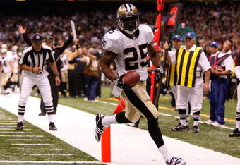 NEW ORLEANS - OCTOBER 18:  Reggie Bush #25 of the New Orleans Saints scores a touchdown against the New York Giants at the Louisiana Superdome on October 18, 2009 in New Orleans, Louisiana.  (Photo by Chris Graythen/Getty Images)