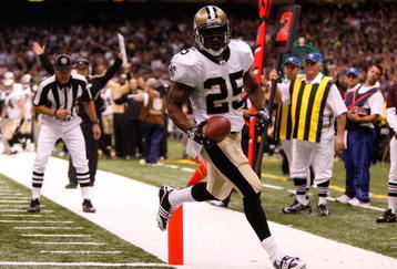 NEW ORLEANS - OCTOBER 18:  Reggie Bush #25 of the New Orleans Saints scores a touchdown against the New York Giants at the Louisiana Superdome on October 18, 2009 in New Orleans, Louisiana.  (Photo by Chris Graythen/Getty Images)