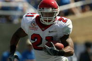 PASADENA, CA - SEPTEMBER 27:  Ryan Matthews #21 of the Frenso State Bulldogs runs with the ball during the game against the UCLA Bruins on September 27, 2008 at the Rose Bowl in Pasadena, California.  (Photo by Stephen Dunn/Getty Images)
