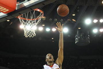 OAKLAND, CA - NOVEMBER 20:  Anthony Randolph #4 of the Golden State Warriors shoots against Greg Oden #52 of the Portland Trail Blazers during an NBA game at Oracle Arena on November 20, 2009 in Oakland, California.  (Photo by Jed Jacobsohn/Getty Images)