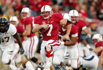 PALO ALTO, CA - NOVEMBER 21: Toby Gerhart #7 of the Stanford Cardinal breaks through the line on his way to scoring his first touchdown against the California Bears at Stanford Stadium on November 21, 2009 in Palo Alto, California.  (Photo by Ezra Shaw/Getty Images)