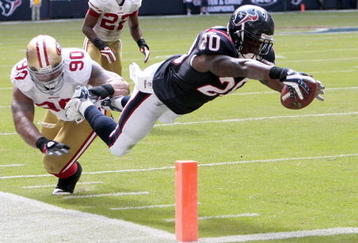 HOUSTON - OCTOBER 25:  Running back Steve Slaton #20 of the Houston Texans avoids a tackle by defensive tackle Isaac Sopoaga #90 of the San Francisco 49ers as he dives for the goaline for a touchdown at Reliant Stadium on October 25, 2009 in Houston, Texas.  (Photo by Bob Levey/Getty Images)