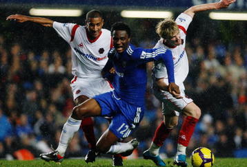 LONDON, ENGLAND - NOVEMBER 21:  John Mikel Obi of Chelsea is challenged by Karl Henry and Andrew Keogh of Wolverhampton Wanderers during the Barclays Premiership match between Chelsea and Wolverhampton Wanderers at Stamford Bridge on November 21, 2009 in London, England.  (Photo by Paul Gilham/Getty Images)
