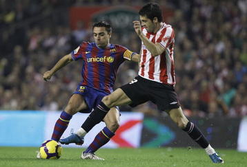 BILBAO, SPAIN - NOVEMBER 21: Xavi Hernandez of Barcelona fights for the ball with Markel Susaeta of Bilbao during the La Liga match between Athletic Bilbao and Barcelona at the San Mames Stadium on November 21, 2009 in Bilbao, Spain. (Photo by Angel Martinez/Getty Images)