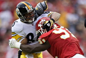KANSAS CITY, MO - NOVEMBER 22: Wide receiver Hines Ward #86 of the Pittsburgh Steelers and Linebacker Tamba Hall #91 of the Kansas City Chiefs get in a scuffle at Arrowhead Stadium on November 22, 2009 Kansas City, Missouri.  (Photo by Wesley Hitt/Getty Images)
