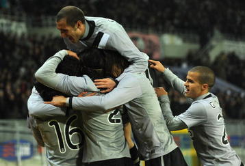 TURIN, ITALY - NOVEMBER 22:  Players of Juventus FC celebrate with Fabio Grosso after his goal during the Serie A match between Juventus and Udinese at Stadio Olimpico di Torino on November 22, 2009 in Turin, Italy.  (Photo by Valerio Pennicino/Getty Images)