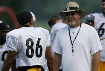 LATROBE, PA - AUGUST 8: Bruce Arians, offensive Coordinator of the Pittsburgh Steelers, talks with Hines Ward #86 during training camp at St. Vincent College on August 8, 2007 in Latrobe, Pennsylvania.  (Photo By Gregory Shamus/Getty Images)  