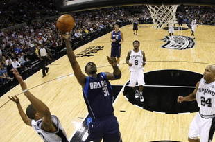 SAN ANTONIO - NOVEMBER 11: Jason Terry #31 of the Dallas Mavericks shoots a layup against George Hill #3 and Richard Jefferson #24 of the San Antonio Spurs during the game at AT&T Center on November 11, 2009 in San Antonio, Texas.  NOTE TO USER: User expressly acknowledges and agrees that, by downloading and or using this photograph, User is consenting to the terms and conditions of the Getty Images License Agreement. (Photo by Ronald Martinez/Getty Images)