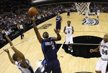SAN ANTONIO - NOVEMBER 11: Jason Terry #31 of the Dallas Mavericks shoots a layup against George Hill #3 and Richard Jefferson #24 of the San Antonio Spurs during the game at AT&T Center on November 11, 2009 in San Antonio, Texas.  NOTE TO USER: User expressly acknowledges and agrees that, by downloading and or using this photograph, User is consenting to the terms and conditions of the Getty Images License Agreement. (Photo by Ronald Martinez/Getty Images)