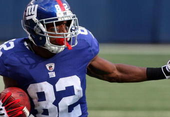 EAST RUTHERFORD, NJ - SEPTEMBER 13:  Mario Manningham #82 of the New York Giants runs in a second quarter touchdown against the Washington Redskins on September 13, 2009 at Giants Stadium in East Rutherford, New Jersey.  (Photo by Jim McIsaac/Getty Images)