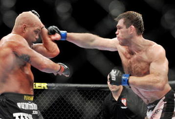 LAS VEGAS - NOVEMBER 21: Tito Ortiz (L) battles Forrest Griffin (R) during their Light Heavyweight Fight at the UFC 106 at Mandalay Bay Events Center on November 21, 2009 in Las Vegas, Nevada. (Photo by Jon Kopaloff/Getty Images)