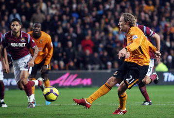 HULL, ENGLAND - NOVEMBER 21:  Jimmy Bullard of Hull successfully takes a penalty to score his team's third goal during the Barclays Premier League match between Hull City and West Ham United at the KC Stadium on November 21, 2009 in Hull, England.  (Photo by Hamish Blair/Getty Images)